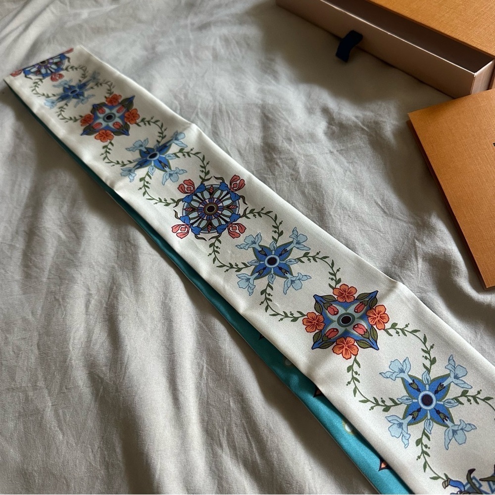 Louis Vuitton Monogram Asnieres Bandeau Reversible Parisian Floral Scarf - Picture 10 of 13